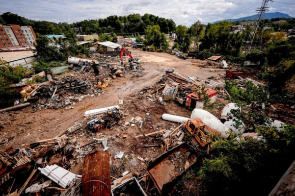 Escombros tras el paso del huracán Helene en Asheville, Carolina del Norte, el 30 de septiembre de 2024. (Mike Stewart/AP Photo)