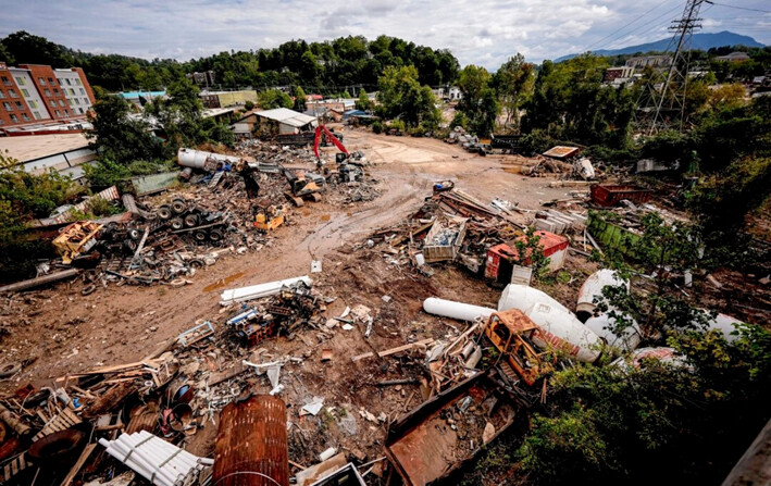 Escombros tras el paso del huracán Helene en Asheville, Carolina del Norte, el 30 de septiembre de 2024. (Mike Stewart/AP Photo)