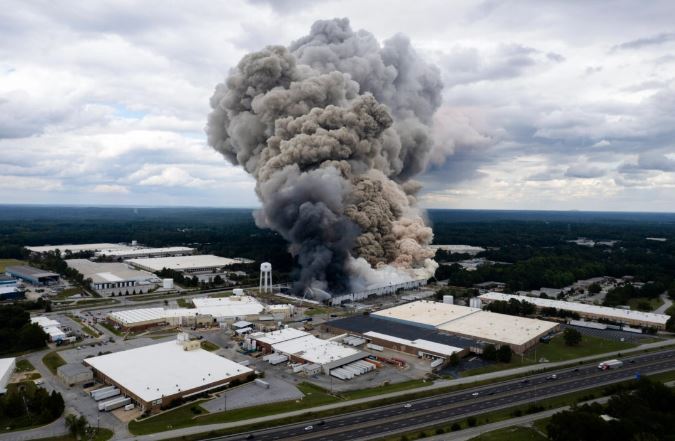 El humo sale de un incendio en las instalaciones de BioLab en Conyers, Georgia, el 29 de septiembre de 2024. (Ben Gray/Atlanta Journal-Constitution vía AP)