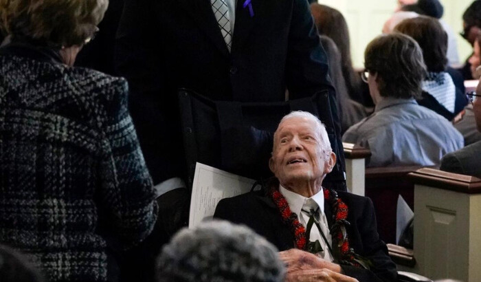 El expresidente Jimmy Carter saluda a la gente después del funeral de la exprimera dama Rosalynn Carter en la Iglesia Bautista Maranatha en Plains, Georgia, el 29 de noviembre de 2023. (Alex Brandon/Pool vía AP Photo)