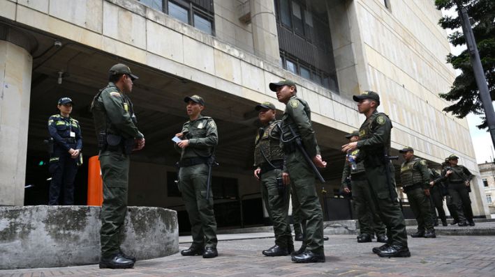 Policías colombianos en Bogotá, el 16 de agosto de 2024. (RAUL ARBOLEDA/AFP via Getty Images)