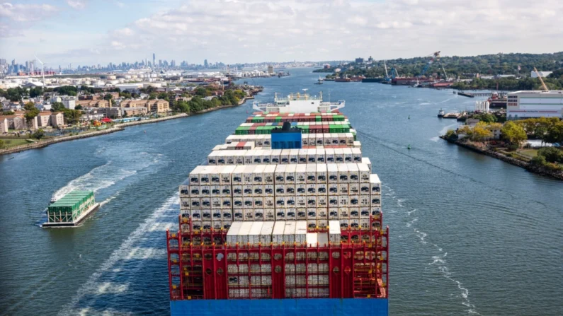 Un portacontenedores zarpa del puerto de Newark rumbo al océano Atlántico el 30 de septiembre de 2024. (Spencer Platt/Getty Images)
