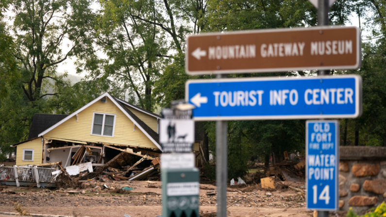  Una casa dañada por la tormenta tras el paso del huracán Helene el 30 de septiembre de 2024 en Old Fort, Carolina del Norte. (Sean Rayford/Getty Images)