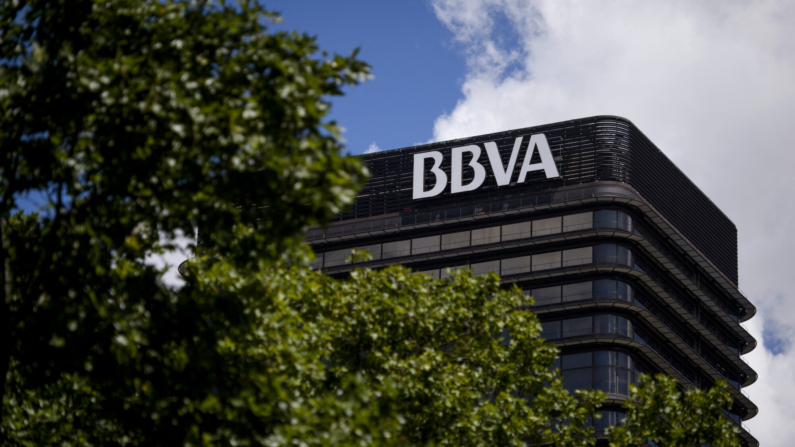 Una foto tomada el 1 de junio de 2014 muestra la sede del banco español BBVA en Madrid. (Foto de DANI POZO/AFP vía Getty Images)