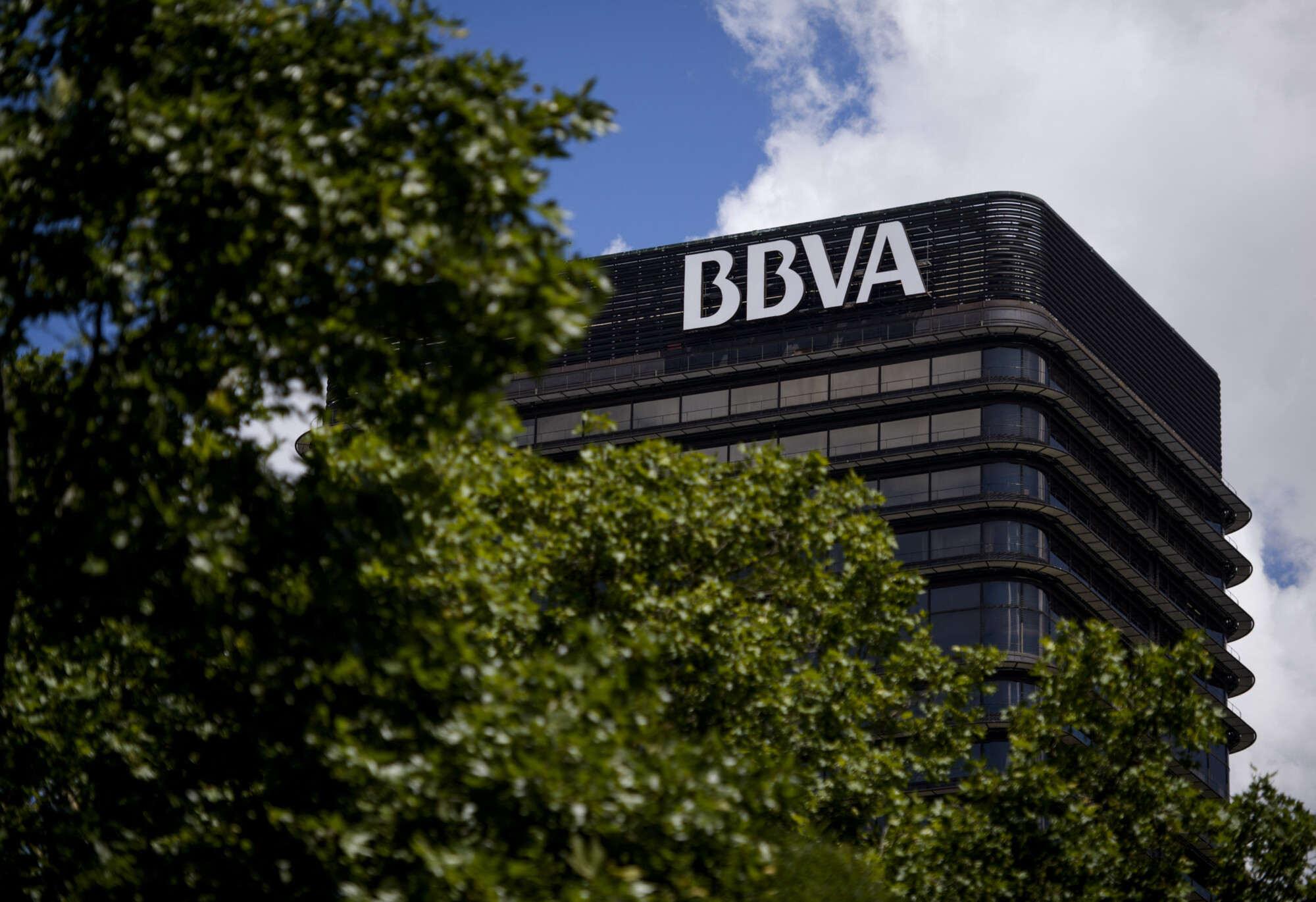 El BBVA ajusta su oferta con el pago de 0,29 euros y una acción por cada 5,019 de Sabadell