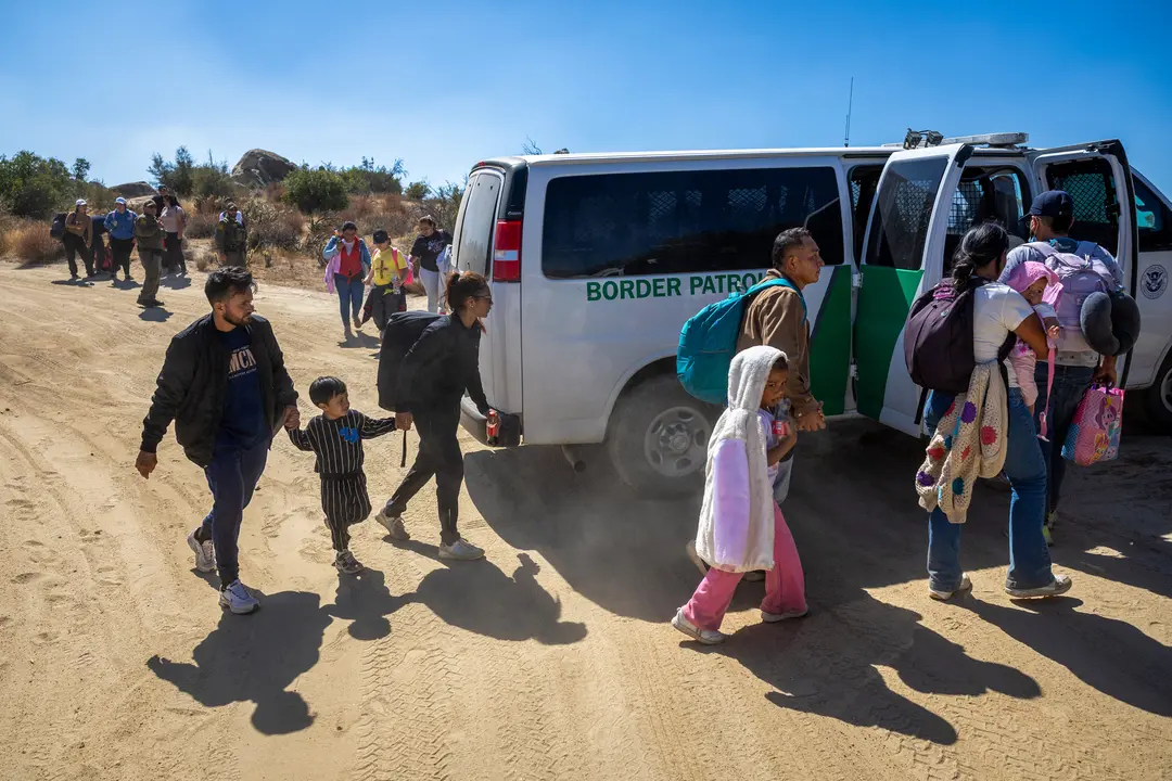 Agentes de la Patrulla Fronteriza custodian a solicitantes de asilo tras cruzar una zona remota de la frontera entre Estados Unidos y México cerca de Jacumba Hot Springs, California, el 19 de septiembre de 2024. (John Moore/Getty Images)