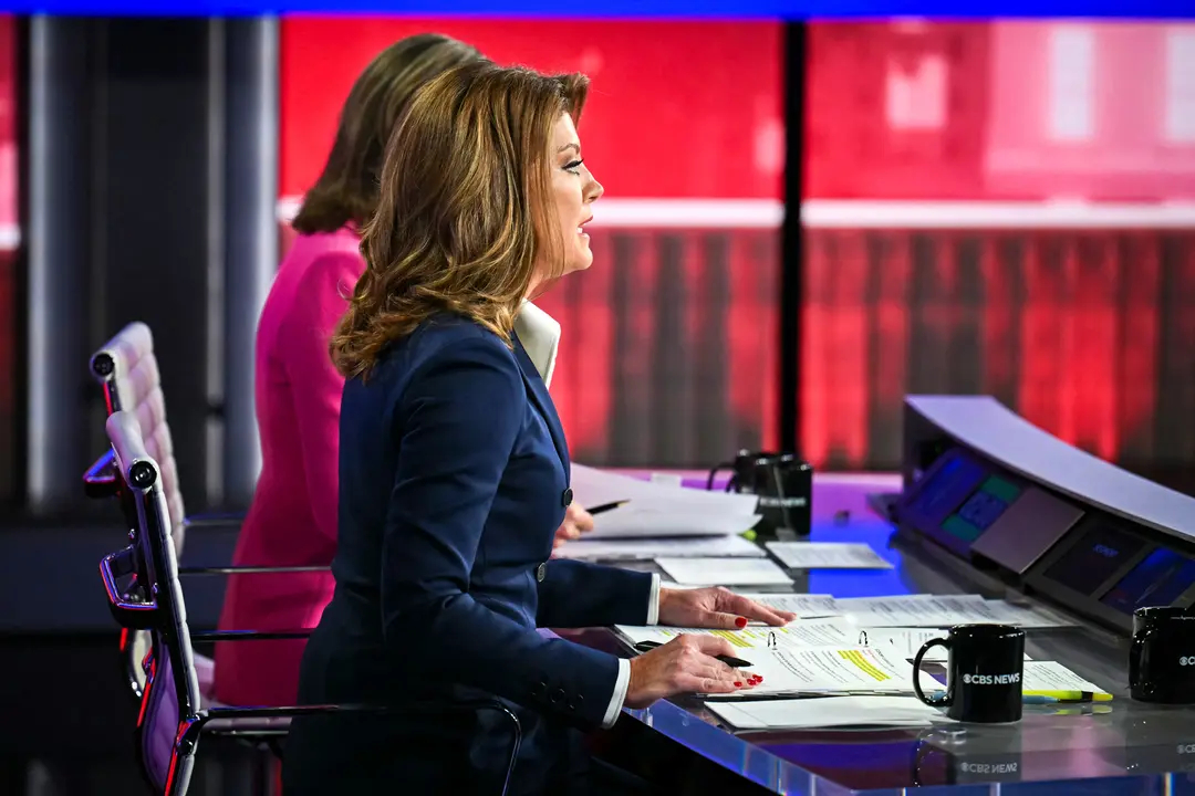 Margaret Brennan (izq.) y Norah O'Donnell moderan el debate vicepresidencial entre el senador y candidato republicano a la vicepresidencia J.D. Vance y el gobernador de Minnesota y candidato demócrata a la vicepresidencia Tim Walz, presentado por CBS News en el CBS Broadcast Center de Nueva York el 1 de octubre de 2024. (ANGELA WEISS/AFP vía Getty Images)