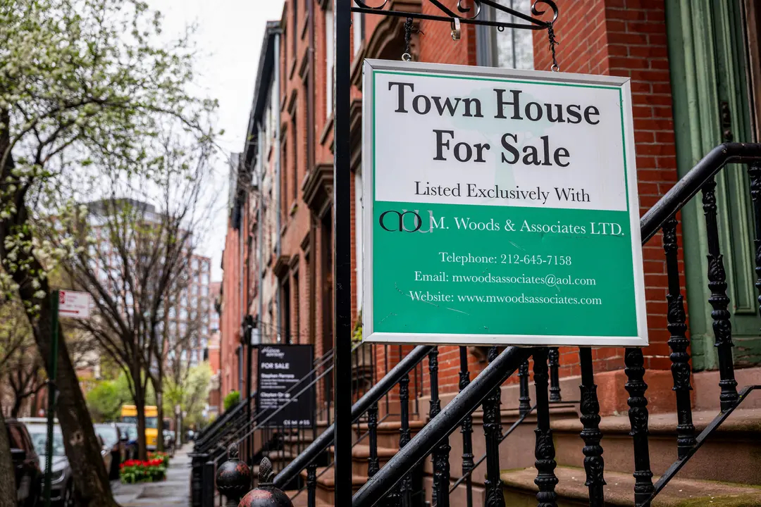 Un cartel anunciando una casa en venta se muestra fuera de un edificio de Manhattan en la ciudad de Nueva York el 11 de abril de 2024 (Spencer Platt/Getty Images)