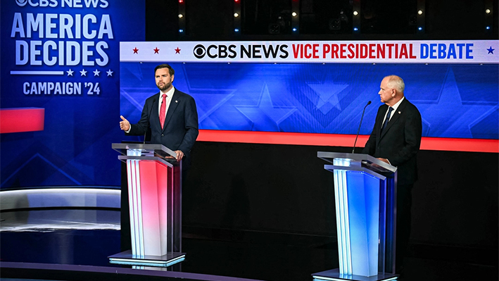 El candidato republicano a la vicepresidencia, el senador JD Vance (R-OH), y el candidato demócrata a la vicepresidencia, el gobernador de Minnesota Tim Walz, participan en un debate en el CBS Broadcast Center el 1 de octubre de 2024 en Nueva York. (Chip Somodevilla/Getty Images)