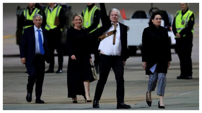 El fundador de WikiLeaks, Julian Assange (C), gesticula a su llegada al aeropuerto de Canberra en Canberra, Australia, el 26 de junio de 2024. (Roni Bintang/Getty Images)