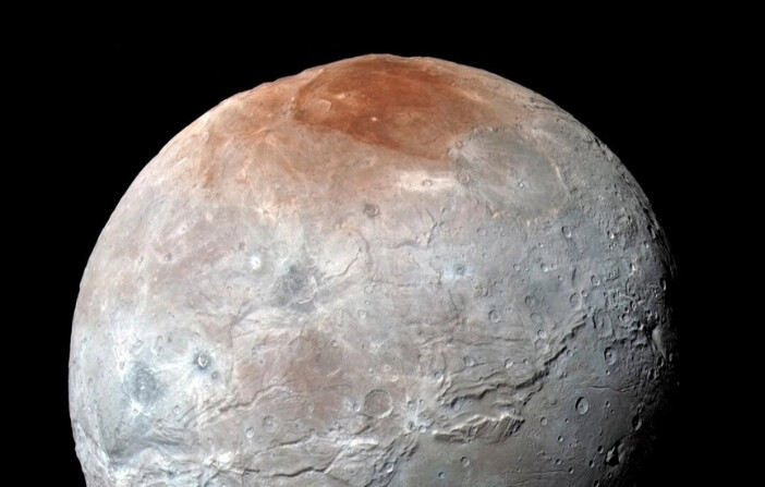 FOTO DE ARCHIVO: La luna más grande de Plutón, Caronte, se ve en una imagen a color mejorada y de alta resolución capturada por la nave espacial New Horizons de la NASA el 14 de julio de 2015 y publicada el 15 de septiembre de 2016. (NASA/JHUAPL/SwRI/Handout vía Reuters/File Photo).