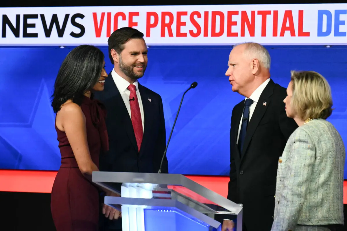 El senador JD Vance (2º izda.) y su esposa Usha Vance (izda.) saludan al gobernador de Minnesota Tim Walz (2º dcha.) y a su esposa Gwen Walz (dcha.) al final del debate en Nueva York, el 1 de octubre de 2024. (Angela Weiss/AFP vía Getty Images)