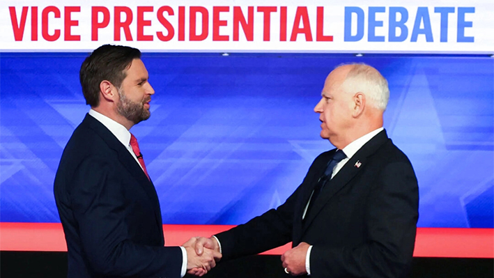 El senador JD Vance (izq.) y el gobernador de Minnesota Tim Walz (der.) se dan la mano al comienzo del debate vicepresidencial en el CBS Broadcast Center en Nueva York, el 1 de octubre de 2024. (Charly Triballeau/AFP vía Getty Images)