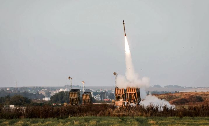 Fuerzas militares israelíes disparan cohetes desde el sistema de defensa Cúpula de Hierro para interceptar cohetes lanzados desde la Franja de Gaza, cerca de Sderot el 13 de mayo de 2023. (Menahem Kahana/AFP vía Getty Images)