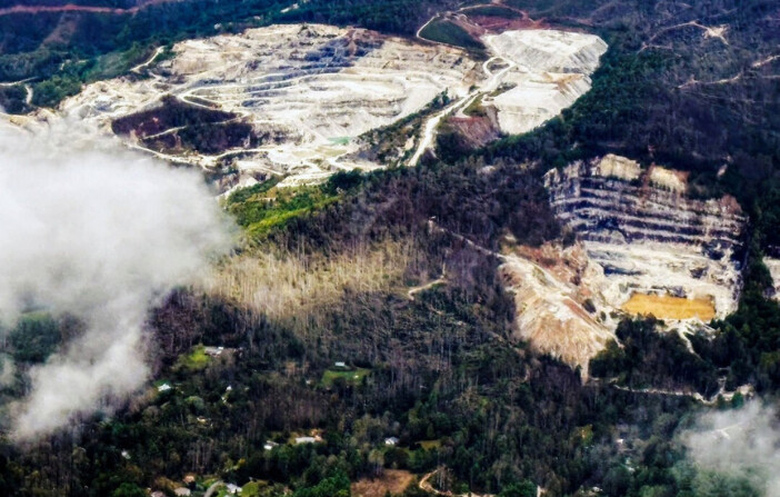 Vista aérea de las minas de cuarzo de Spruce Pine, Carolina del Norte, tomada desde un avión el 30 de septiembre de 2024. (Gary D. Robertson/Foto AP). 