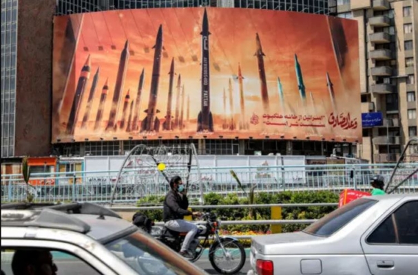 Una valla publicitaria que representa misiles balísticos iraníes se ve en la Plaza Valiasr en el centro de Teherán, Irán, el 15 de abril de 2024. (Atta Kenare/AFP vía Getty Images)