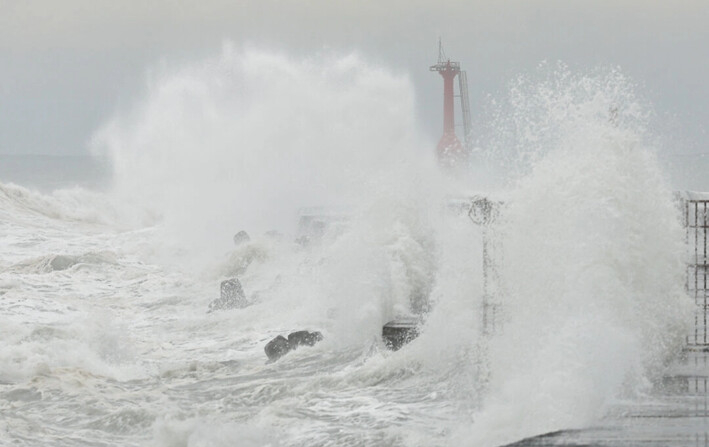 Las olas salpican mientras el tifón Krathon se acerca, en Kaohsiung, Taiwán, el 1 de octubre de 2024. (Ann Wang/Reuters)