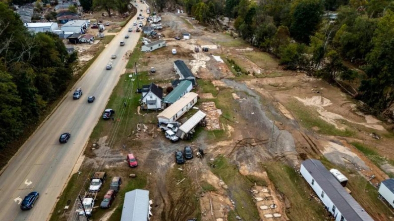 Casas y vehículos dañados en una inundación repentina del huracán Helene yacen a un lado de la carretera cerca del río Swannanoa en Swannanoa, Carolina del Norte, el 1 de octubre de 2024. (Mike Stewart/Foto AP)