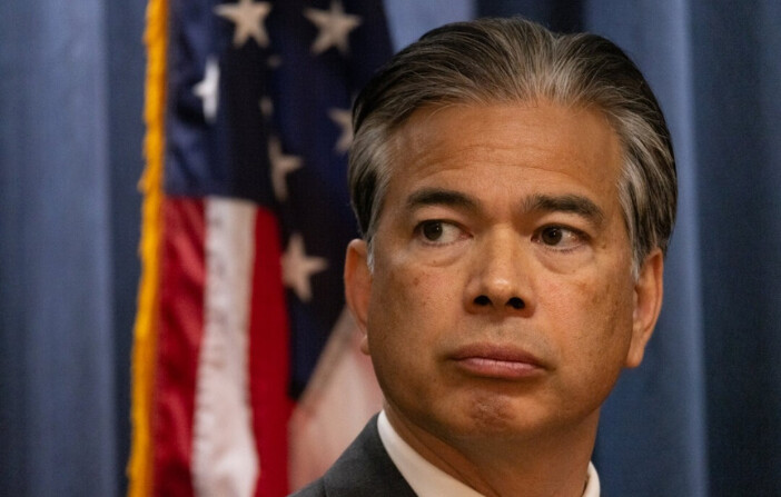 El Fiscal General de California, Rob Bonta, habla en Los Ángeles, California, el 15 de abril. (John Fredricks/The Epoch Times). 