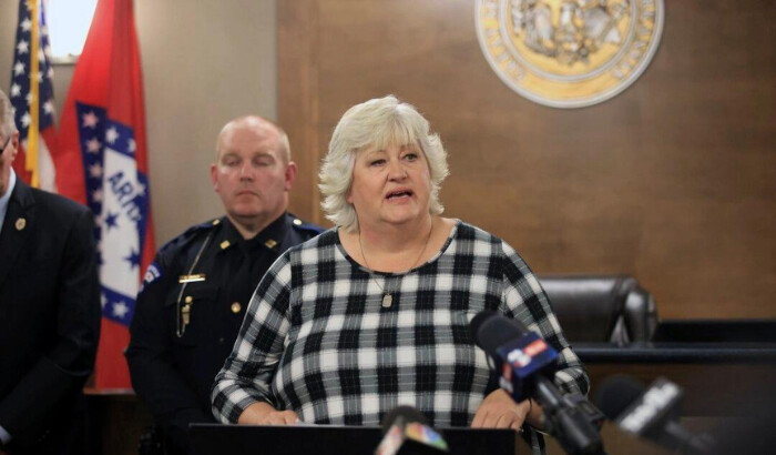 Colleen Nick habla durante una conferencia de prensa en la sede del Departamento de Policía de Alma el martes 1 de octubre de 2024 en Alma, Arkansas, sobre el secuestro de su hija Morgan Nick en 1995. (Colin Murphey/Arkansas Democrat-Gazette vía AP)