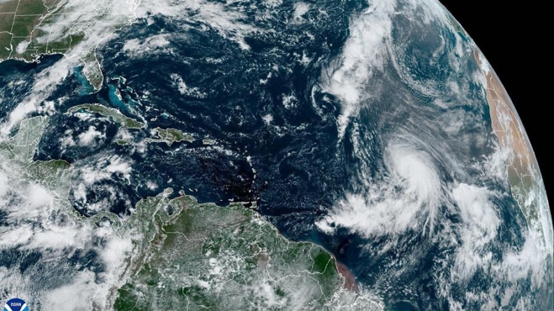 Fotografía satelital cedida donde se muestra la localización de la tormenta tropical Kirk (abajo) en el Atlántico. EFE/NOAA-NHC