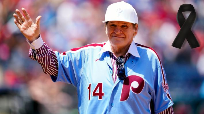 El exjugador de los Philadelphia Phillies Pete Rose saluda a los aficionados durante un día de antiguos alumnos, el 7 de agosto de 2022, en Filadelfia. (AP Photo/Matt Rourke, Archivo)