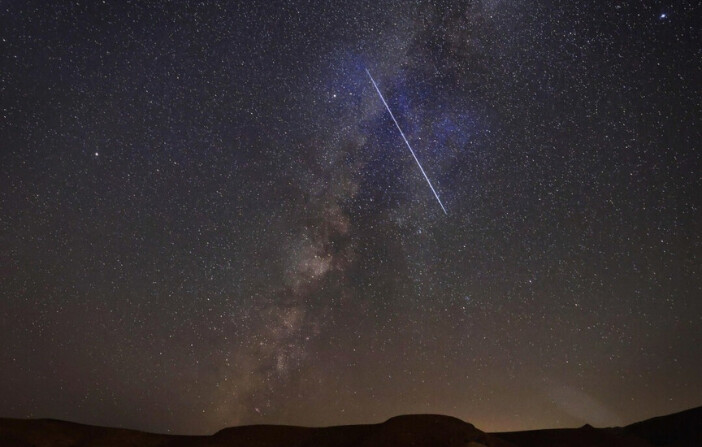 La galaxia Vía Láctea es fotografiada mientras un meteoro surca el cielo sobre el desierto del Néguev, cerca de la ciudad israelí de Mitzpe Ramon. (MENAHEM KAHANA/AFP via Getty Images). (YASSER AL-ZAYYAT / AFP).