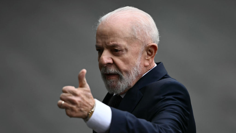 El presidente de Brasil, Luiz Inácio Lula da Silva, levanta el pulgar al llegar a la ceremonia de toma de posesión de Claudia Sheinbaum, en el Congreso de la Unión en la Ciudad de México (México) el 1 de octubre de 2024. (Carl De Souza/AFP vía Getty Images)