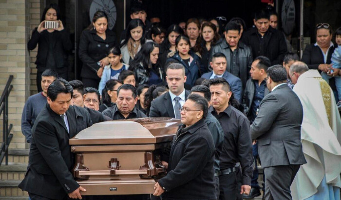 El ataúd de Justin Llivicura, uno de los cuatro jóvenes encontrados muertos en un presunto asesinato de la pandilla MS-13, es llevado desde la iglesia de San José Obrero después de su funeral, en East Patchogue, Nueva York, el 19 de abril de 2017. (Frank Eltman/AP Photo)