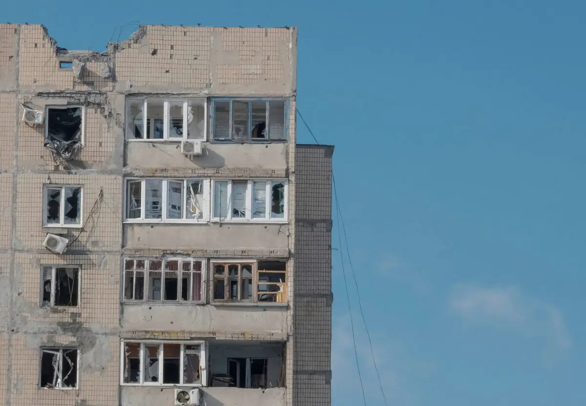 Un edificio dañado por un ataque militar ruso en la ciudad fronteriza de Vuhledar, Ucrania, el 22 de febrero de 2023. (Alex Babenko/Reuters)