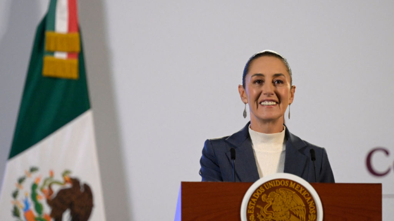 La presidenta de México, Claudia Sheinbaum, observa durante su primera conferencia matutina en el Palacio Nacional de la Ciudad de México (México) el 2 de octubre de 2024. (Alfredo Estrella/AFP vía Getty Images)