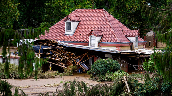 La entrada a la finca Biltmore se ve rodeada de escombros tras el paso del huracán Helene en Asheville, Carolina del Norte, el 1 de octubre de 2024. (Melissa Sue Gerrits/Getty Images)