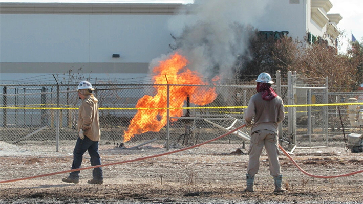 Trabajadores cerca del incendio de un oleoducto en Deer Park, Texas, el 19 de septiembre de 2024. (Juan A. Lozano/Foto AP)