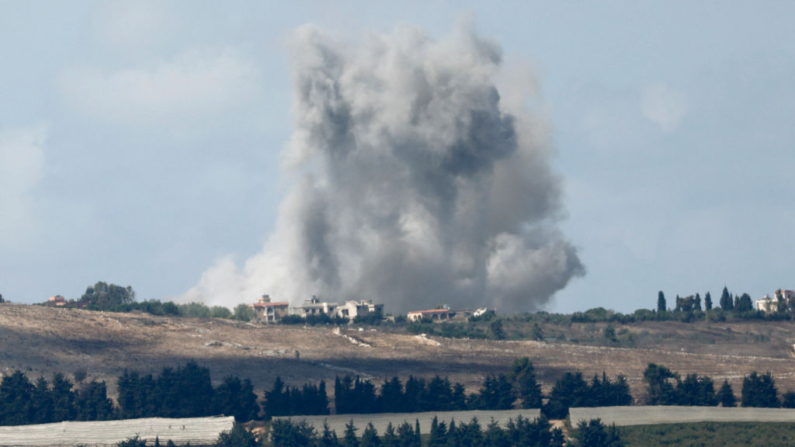 Una imagen tomada desde el norte de Israel a lo largo de la frontera con el sur de Líbano muestra humo ondeando sobre el pueblo libanés de Yaroun durante el bombardeo israelí el 2 de octubre de 2024. (Jalaa Marey/ AFP vía Getty Images)