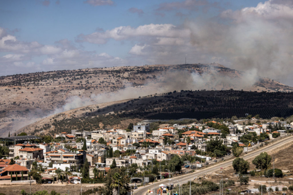 Nubes de humo salen de un incendio que se produjo después de la caída de un cohete en el lado israelí de la frontera con el Líbano, en la región de la Alta Galilea, en el norte de Israel, el 2 de octubre de 2024. Hezbolá afirmó que sus combatientes se habían enfrentado a tropas israelíes (John Wessels/ AFP vía Getty Images)