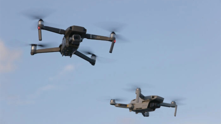 Un DJI Mavic 2 Pro y un DJI Mavic Mini del fabricante chino de drones vuelan uno cerca del otro en Miami, Florida, el 15 de diciembre de 2021. (Joe Raedle/Getty Images)