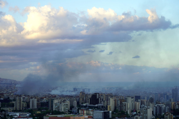 El humo ondea en el lugar de los ataques aéreos israelíes en un suburbio del sur de Beirut, a primera hora del 2 de octubre de 2024. Al menos cinco ataques israelíes alcanzaron los suburbios del sur de Beirut a primera hora del 2 de octubre, según una fuente de seguridad libanesa (Etienne Torbey / AFP vía Getty Images)