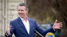 Newsom firma ley que prohíbe norma de identificación de votantes y veta proyecto de registro de votantes