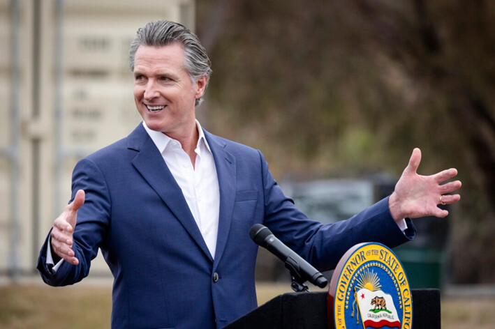 Newsom firma ley que prohíbe norma de identificación de votantes y veta proyecto de registro de votantes