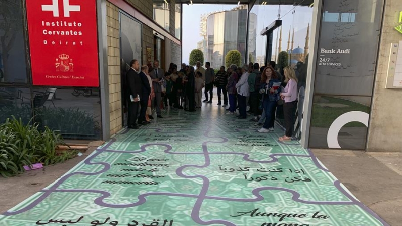 Imagen de archivo de la inauguración de una alfombra con refranes en español procedentes del árabe en la sede del Instituto de Cervantes de Beirut con motivo del Día del Libro. EFE/Noemí Jabois