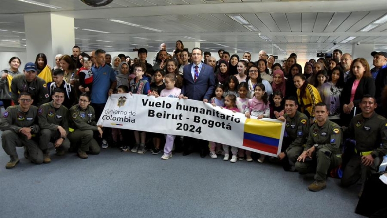 Fotografía cedida por la oficina de comunicaciones del Ministerio de Defensa de los 117 colombianos repatriados desde Líbano este miércoles 2 de octubre de 2024 en Beirut (Líbano). EFE/ Ministerio De Defensa