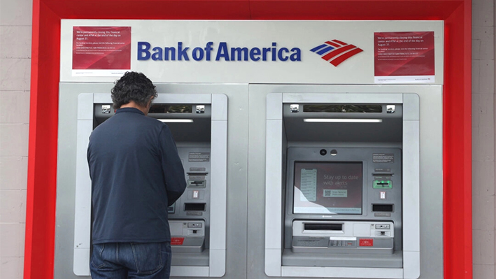 Un cliente de Bank of America utiliza un cajero automático en una sucursal de Bank of America en San Francisco el 14 de julio de 2021. (Justin Sullivan/Getty Images)