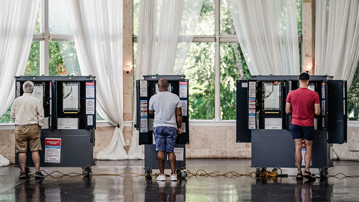 Votantes emiten su voto en las elecciones primarias de Georgia en un colegio electoral de Atlanta, Georgia, el 21 de mayo de 2024. (Elijah Nouvelage/Getty Images)