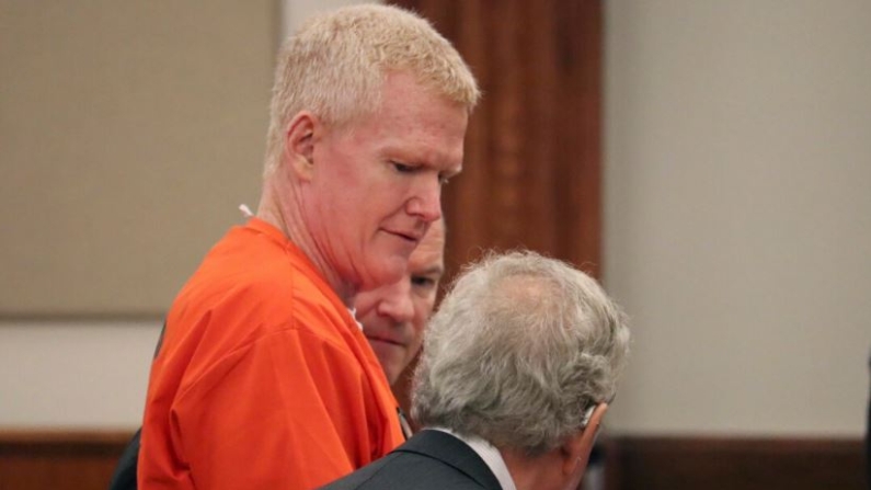 El asesino convicto Alex Murdaugh habla con su abogado defensor, Dick Harpootlian, en Beaufort, Carolina del Sur, el viernes 17 de noviembre de 2023. (James Pollard/Foto AP)