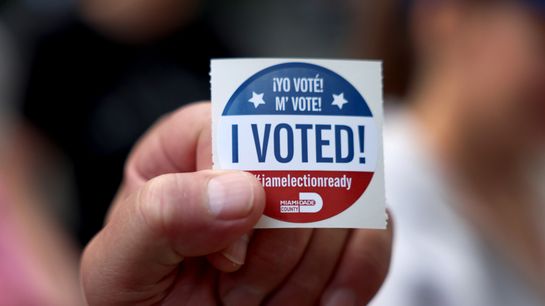 Un votante muestra su calcomanía de "Yo voté" después de emitir su voto en una estación de votación el 8 de noviembre de 2022 en Miami, Florida. (Joe Raedle/Getty Images)