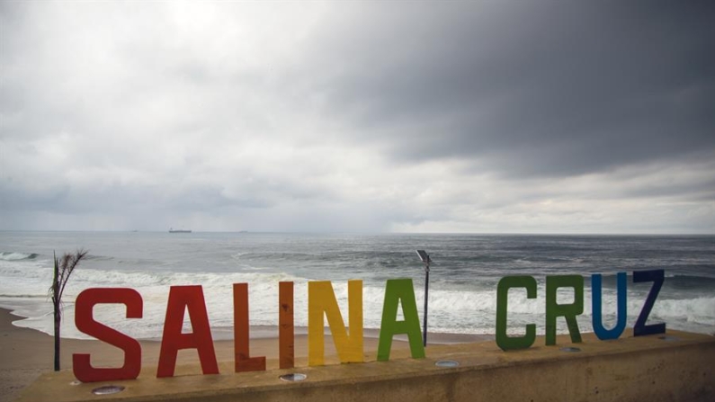 Vista general de una playa en el balneario de Salina Cruz, estado de Oaxaca (México). Archivo. EFE/Luis Villalobos