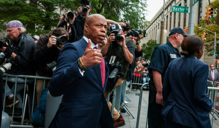 El alcalde de Nueva York, Eric Adams, abandona el tribunal federal de Nueva York el 27 de septiembre de 2024. (Yuki Iwamura/Foto AP)