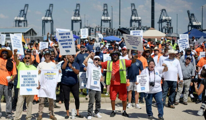 Los trabajadores portuarios se reúnen en la terminal de contenedores de Bayport en Seabrook, Texas, el 1 de octubre de 2024. (Mark Felix/AFP vía Getty Images)