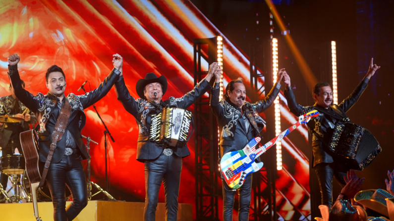 (De izquierda a derecha) Luis Hernández, Jorge Hernández, Hernán Hernández y Eduardo Hernández de Los Tigres Del Norte se presentan en el escenario durante los Premios Juventud 2024 en el Coliseo José Miguel Agrelot el 25 de julio de 2024 en San Juan, Puerto Rico. (Foto por Jaydee Lee/Getty Images)