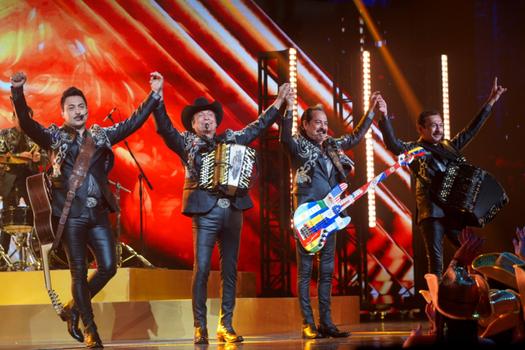 Los Tigres del Norte son premiados con el más alto reconocimiento del CHCI